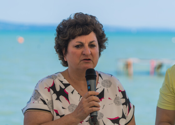 Nyitnak a strandok, átvették a csarnokot