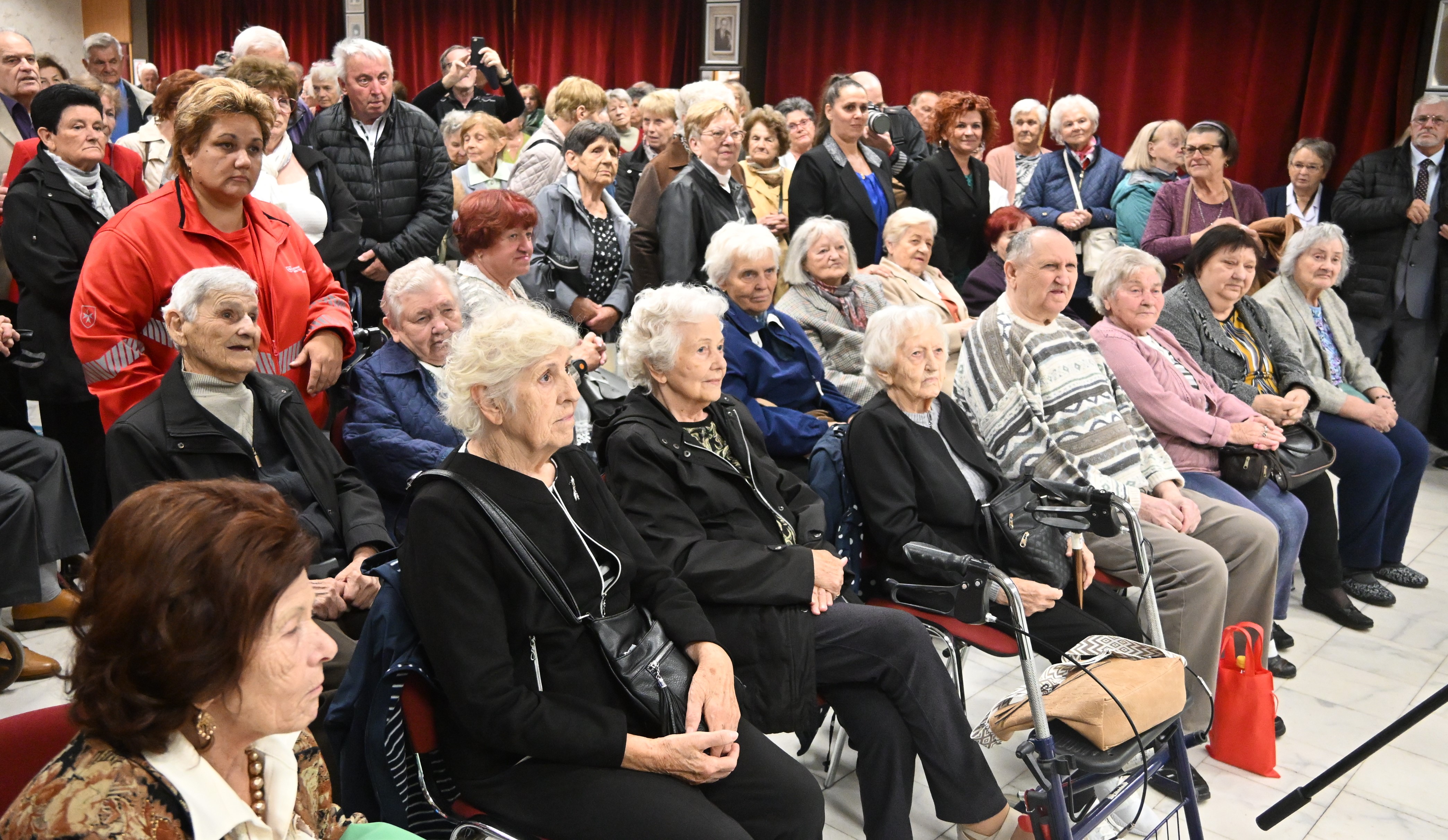 A fiataloknak üzennek az idősotthon lakói