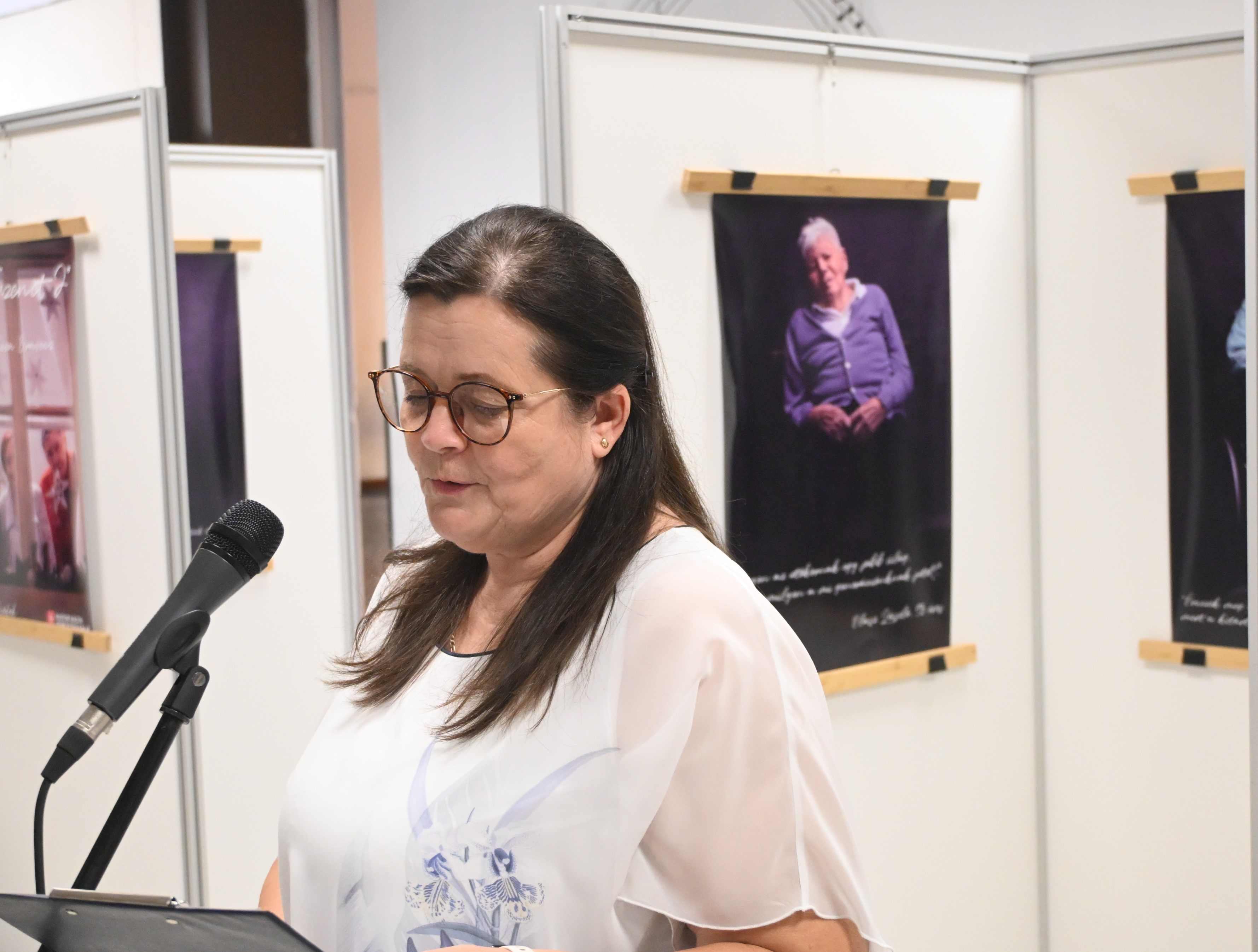 A fiataloknak üzennek az idősotthon lakói