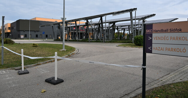 Lezárta a város a sportcsarnok-parkolót