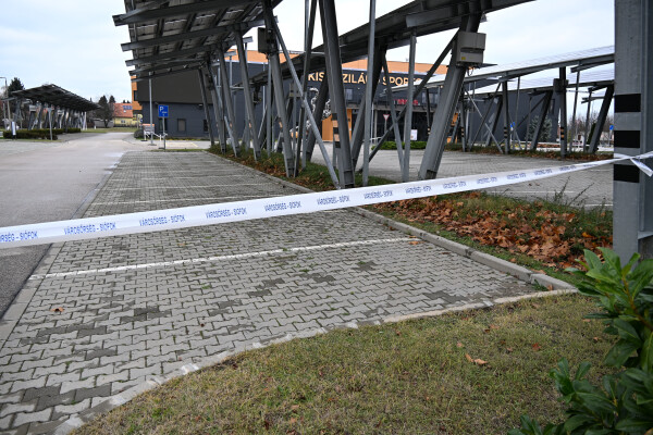 Továbbra is lezárva a sportcsarnok-parkoló