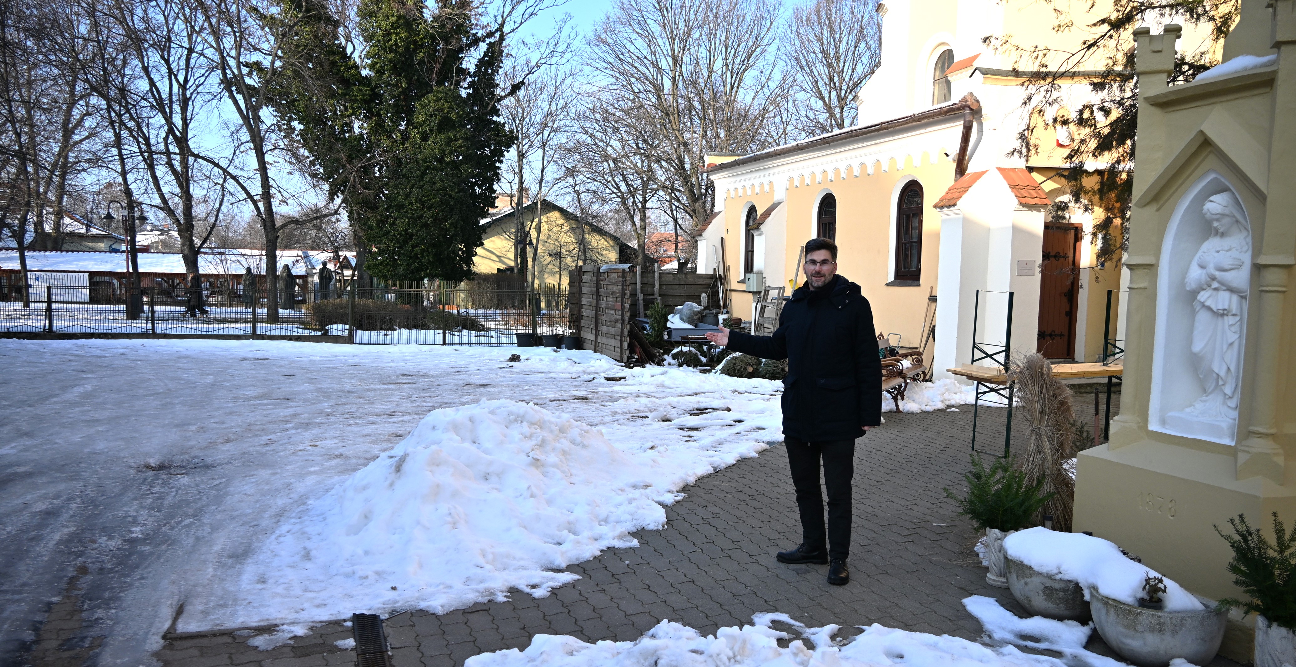 Közösségi ház épül a templom udvarán