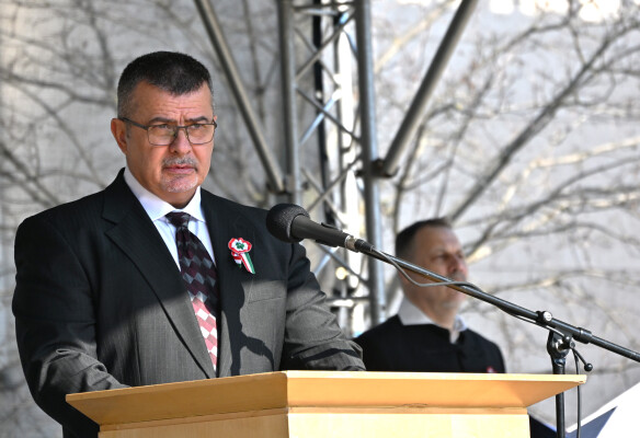 „Vérrel írott betűkkel üzennek elődeink”