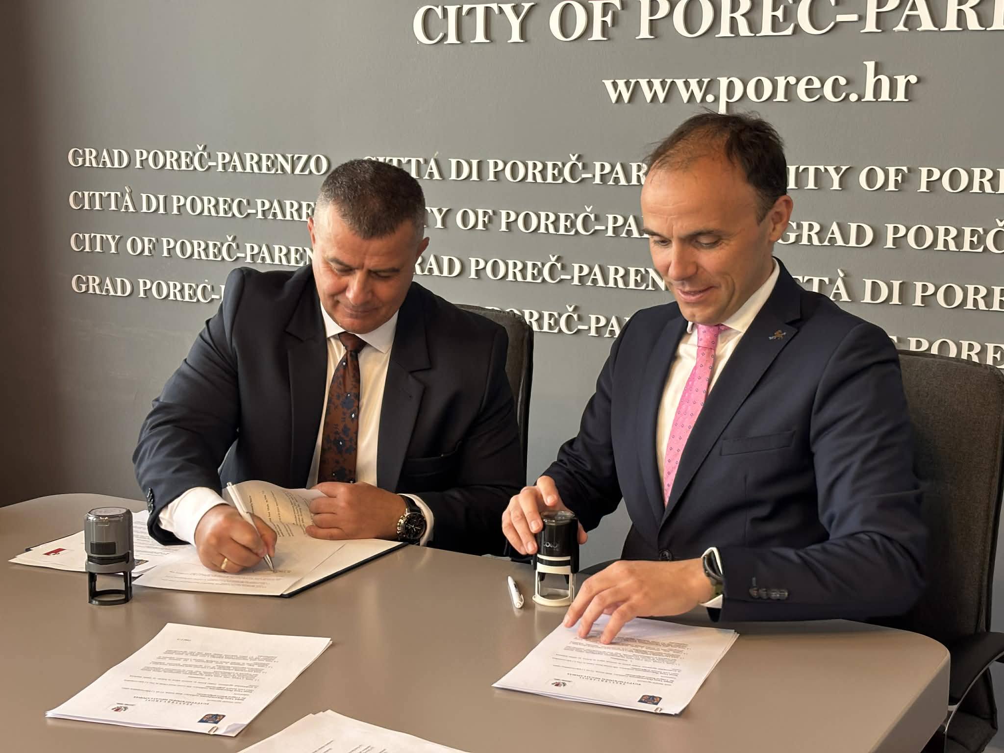Aláírtak Porecsben
