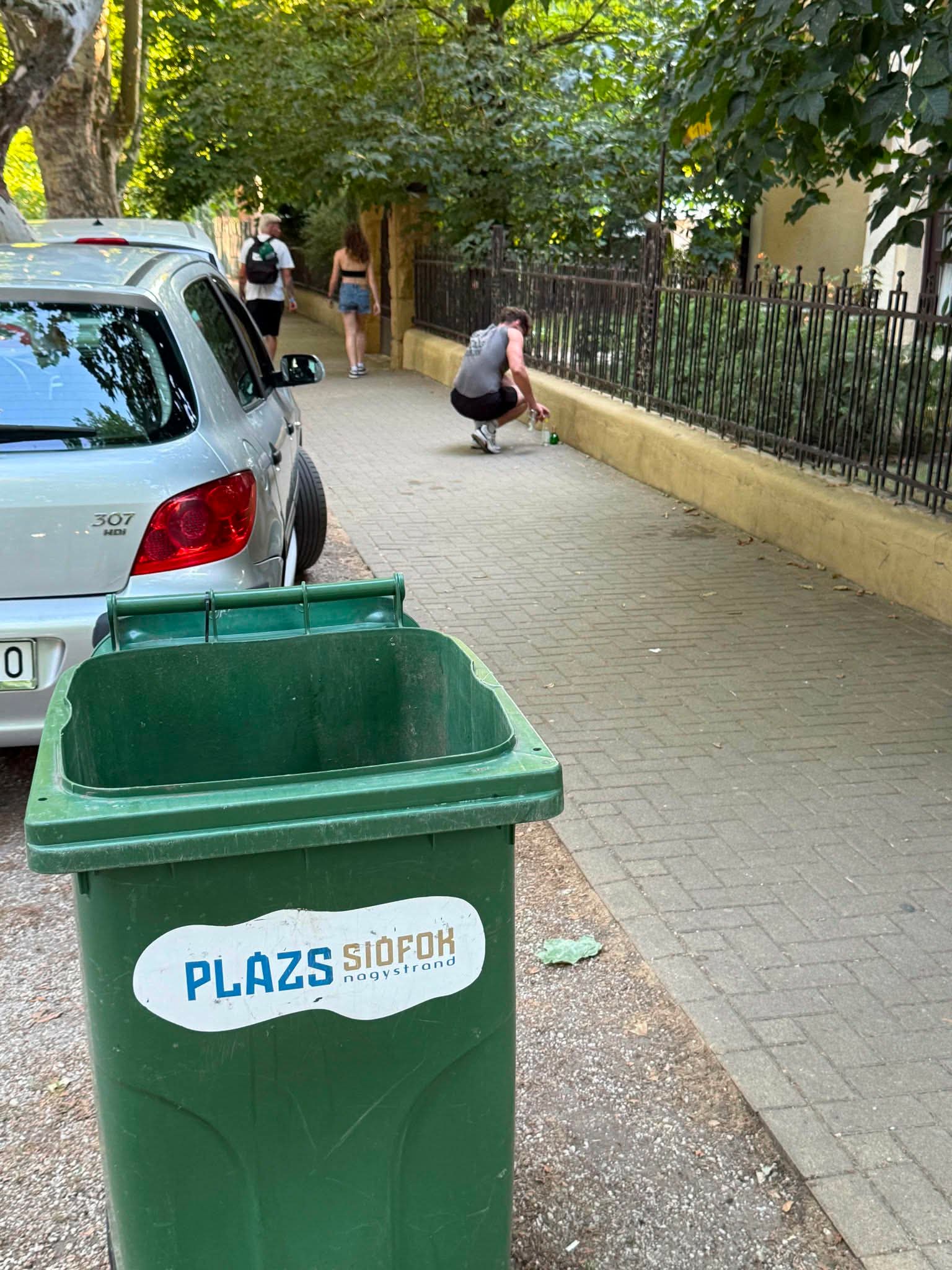 Plázs: a tömeg vonul, a központ figyel