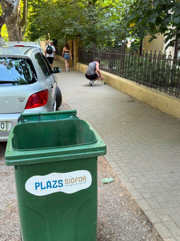 Plázs: a tömeg vonul, a központ figyel